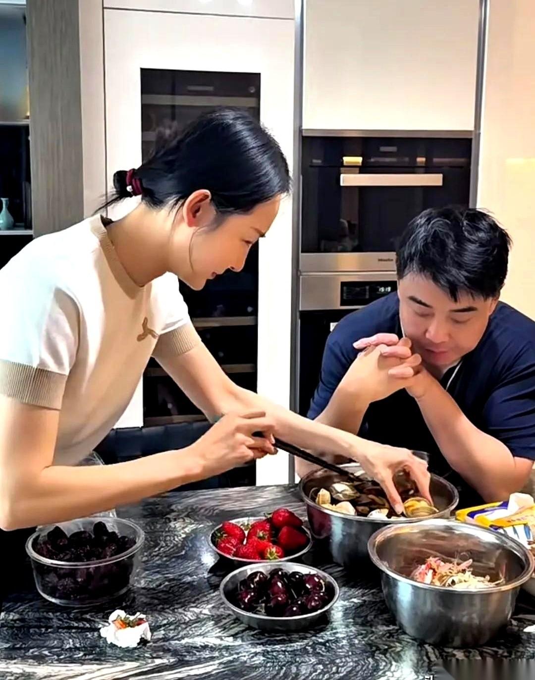 王皓老婆刚晒出一张照片，一盆丹东草莓，一盆大樱桃，还有一盆黄蚬子，全是不锈钢小盆