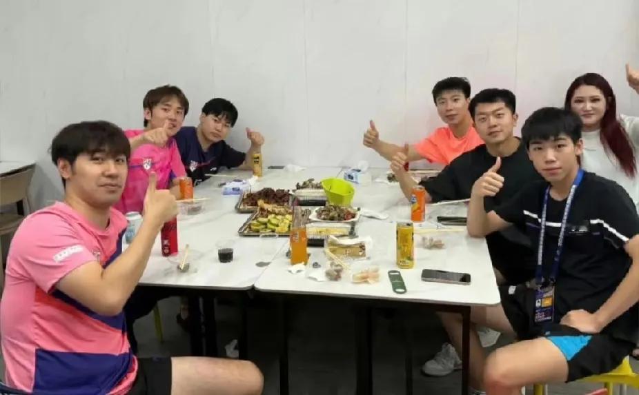 乒超赛场外的烟火气
 
2025乒超联赛激战间隙，山东鲁能俱乐部的赛后聚餐氛围拉