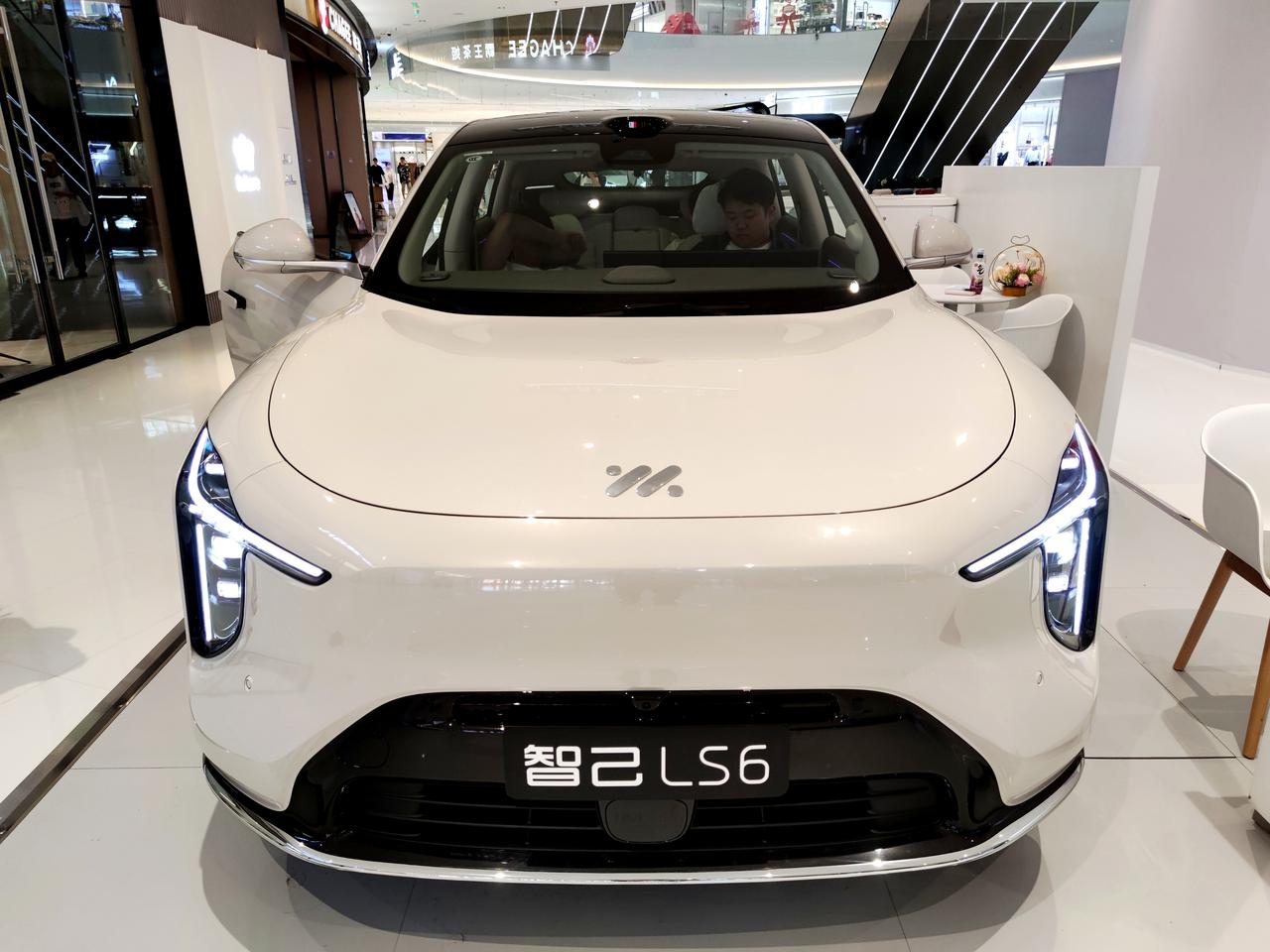 全新《智己LS6》超级配置
  智己LS6是上汽集团智己汽车旗下，一款超级大五座