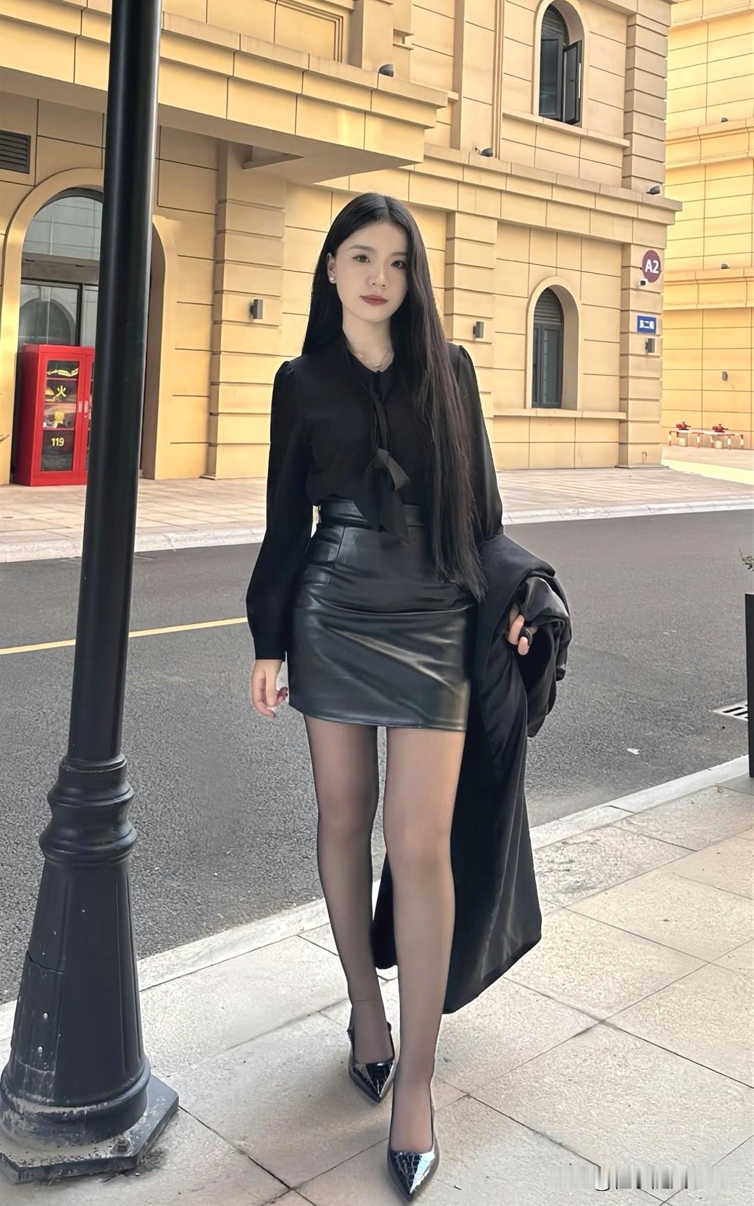 都市时尚风，黑色皮裙搭配优雅长外套，自信满满