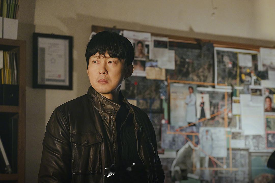 KBS新周末剧婚姻之后 公开朴炳垠 剧照。该剧讲述一个男人为了救出离婚前被绑架的