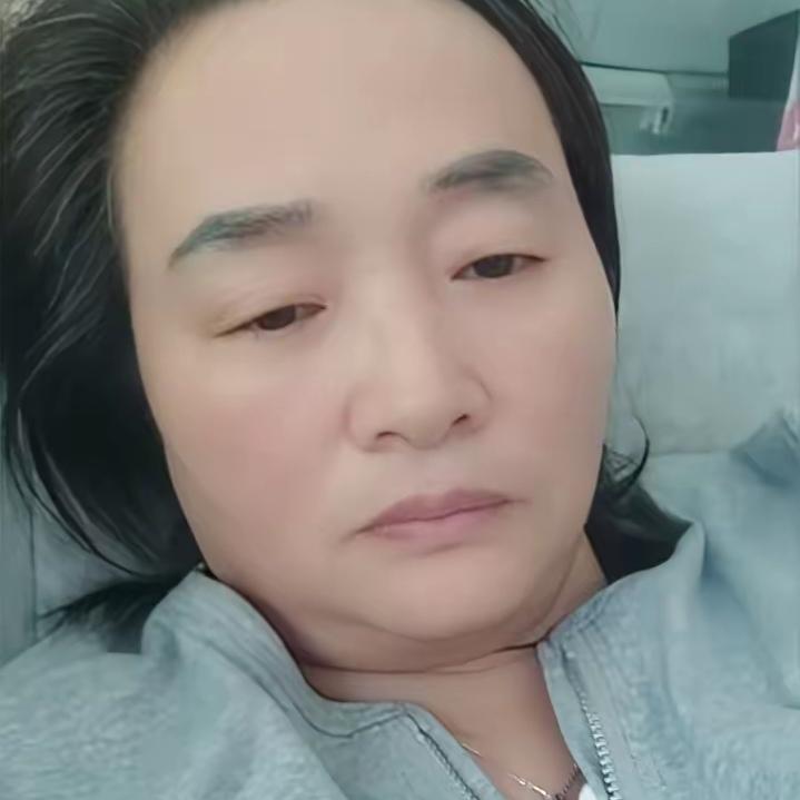 今早儿子儿媳都休息，我吃完早饭就带孙子疯玩到十一点，刚进门就扎进厨房准备午饭。