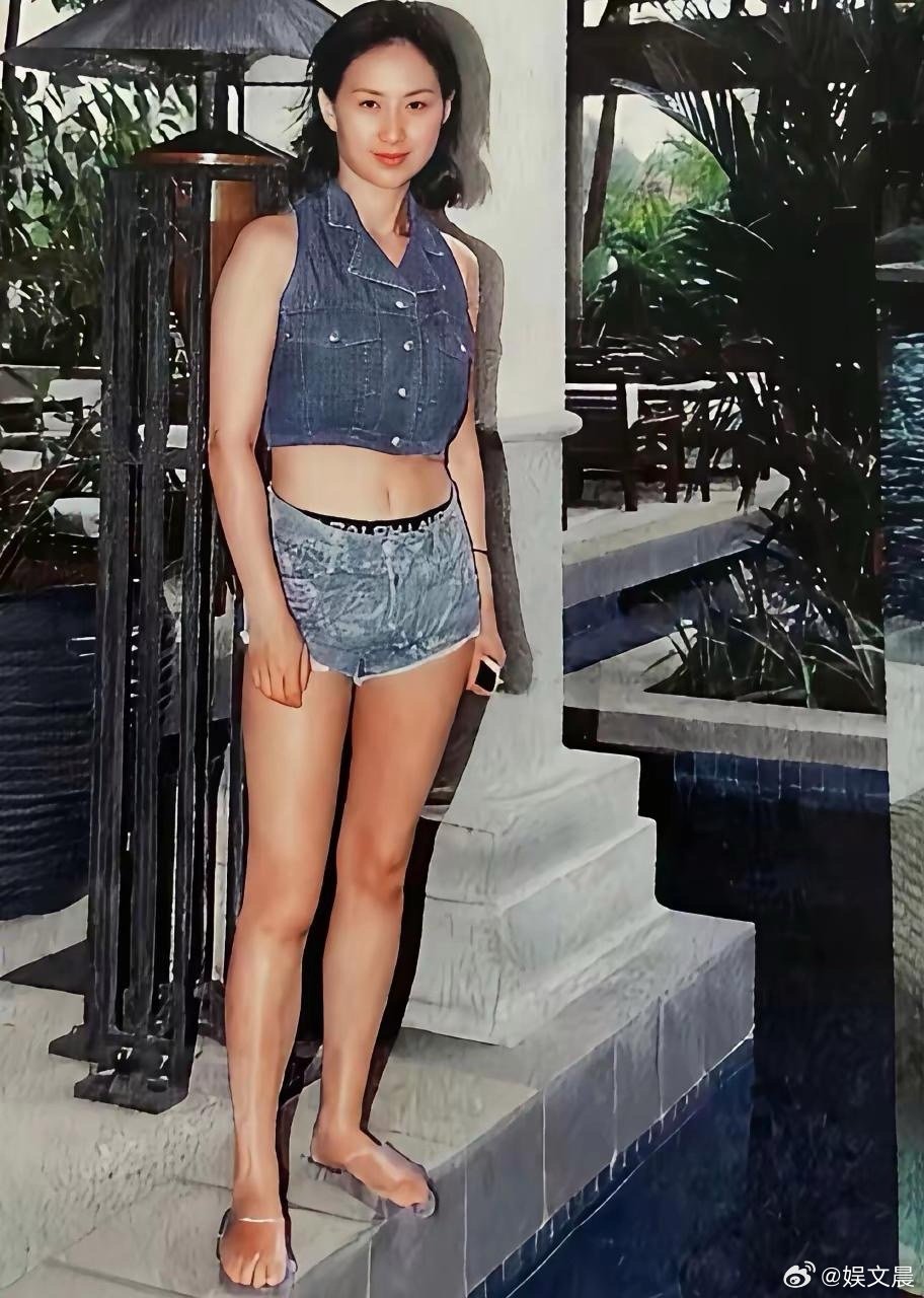 谁的青春相册里没有惊艳的港风美人！年轻时的何超琼，兼具豪门千金的端庄大气与少女的