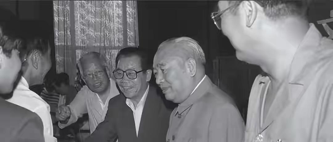 1958年石油部长余秋里怒斥兰州军区政委：你太糊涂，孰轻孰重

1958年2月1