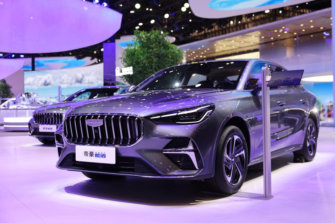 【2026北京车展：第5代帝豪 i-HEV智擎混动亮相】4月26日北京车展上，吉