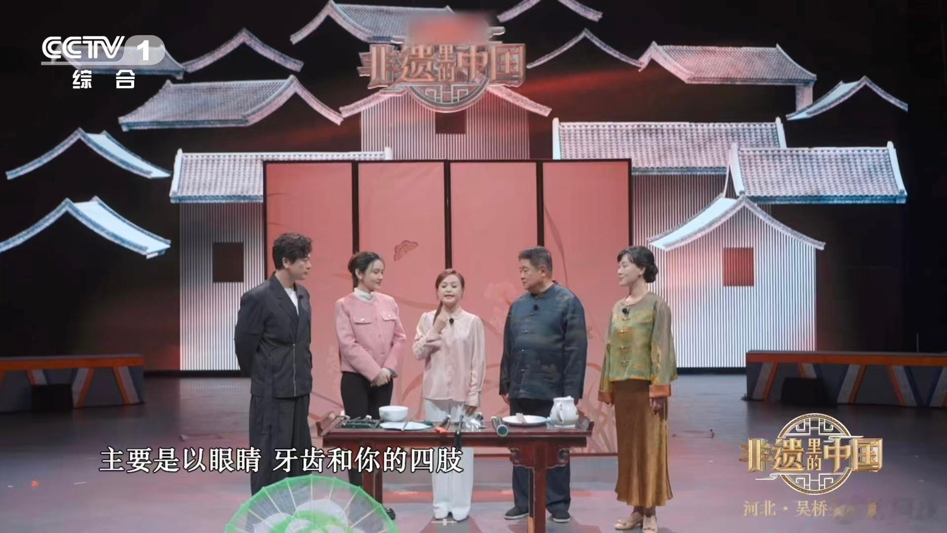 中国杂技看呆了王娜娜作为吴桥杂技·十景杂耍市级传承人，是真的把非遗手艺守住了！千