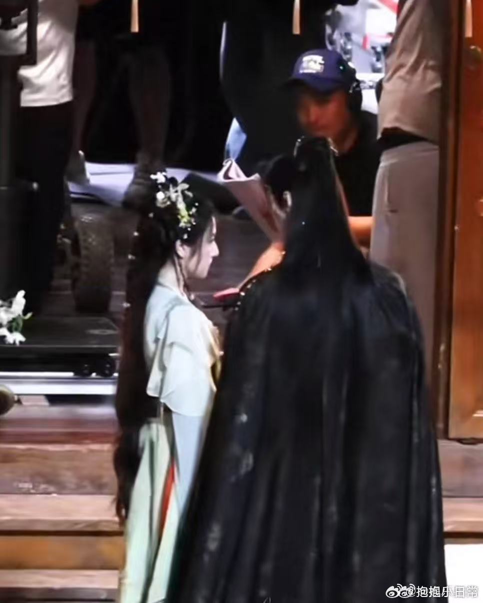 何与演夜王爷被法术弹走 古装剧里这种法术冲击戏份很考验演员，何与塑造的夜王爷被弹