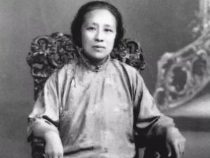 她当面骂了蒋介石五次，蒋介石全程没敢还一句嘴。汪精卫见了她的身影，更是直接绕路躲