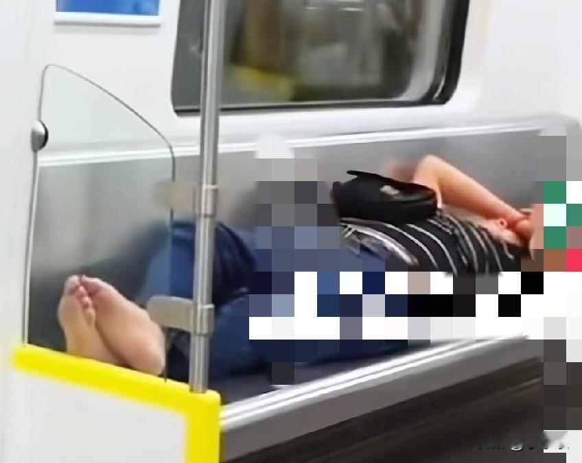 7月17日，江西南昌，一男子在地铁上赤脚霸占整条座椅睡觉，一乘客下车时将其一只皮
