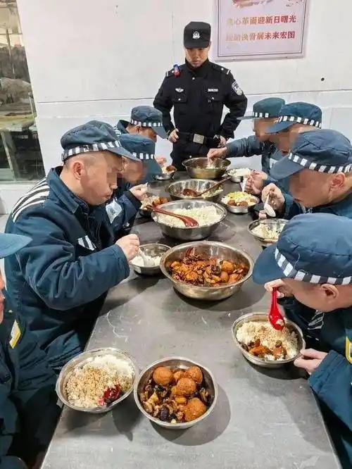 这回好了，兄弟俩在监狱团聚了[笑哭]
近日，四川省南充市一男子私自收藏枪支还不上
