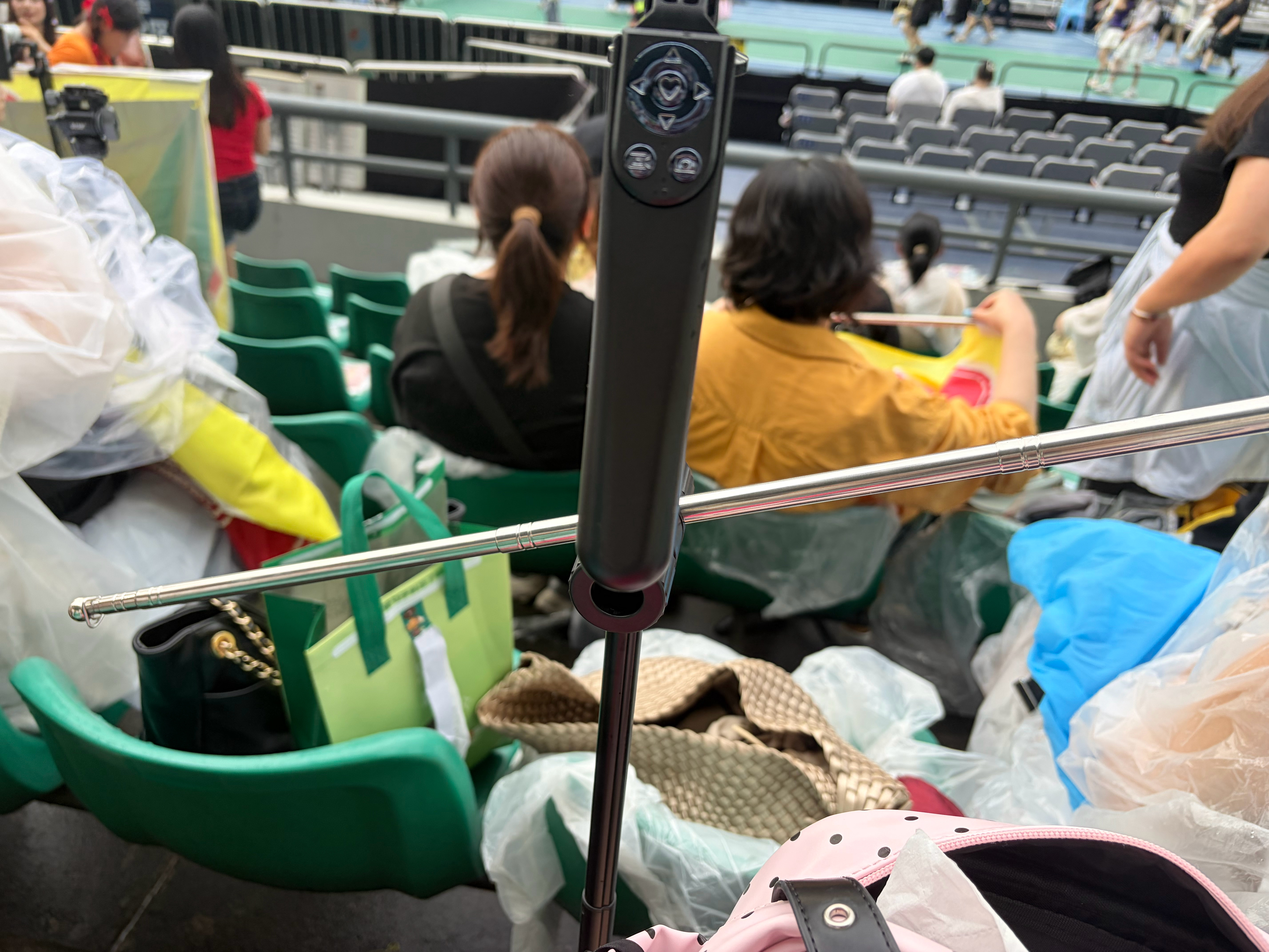 求助，为什么这个歪的？还有20区6排6缺两颗电池 
