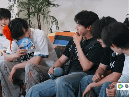 我靠啊啊啊啊啊你们快看这两个人在偷偷讲啥呢还在笑…我疯了 吓晕[惊恐][惊恐][