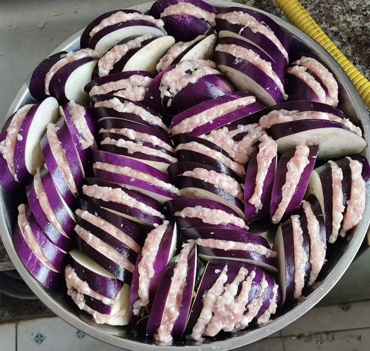 想起昨天在亲戚寿宴上吃到的“肉末茄子卷”，外酥里嫩，一口爆汁，把路边蒜蓉烤茄子都