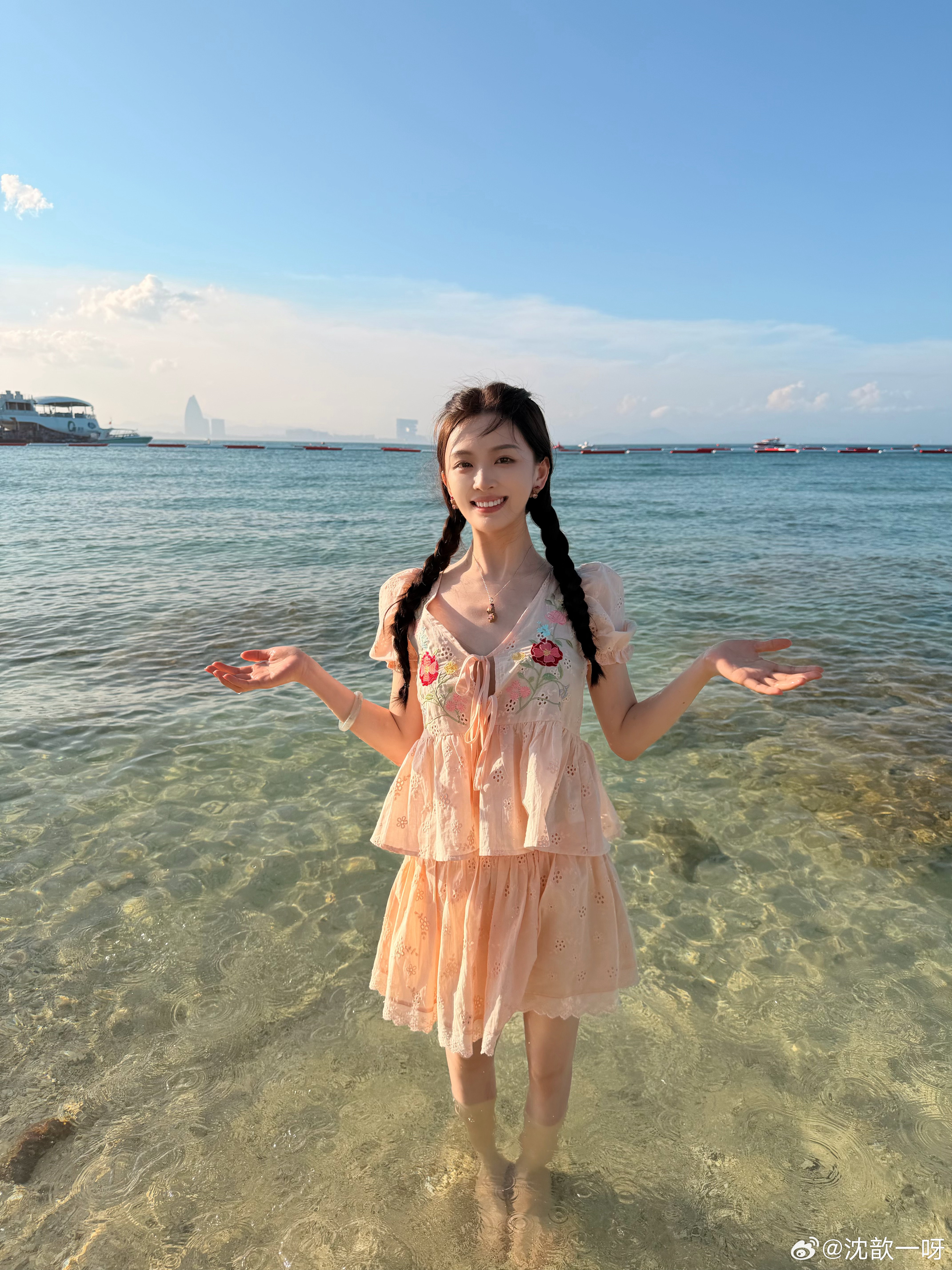 在妈妈的镜头里 完全像小孩子 