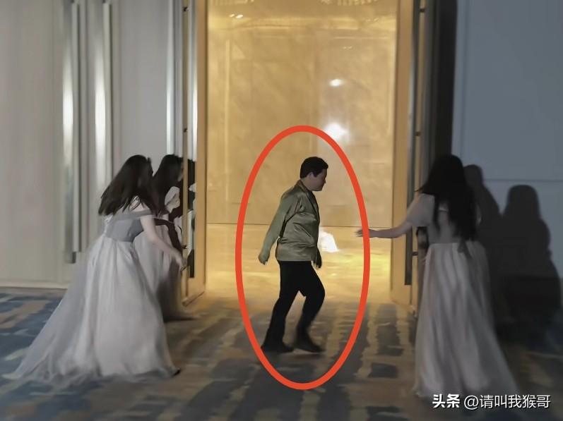 这个婚礼策划团队真是太聪明了，预判了可能有人“抢喜”，直接来个明修栈道暗度陈仓，