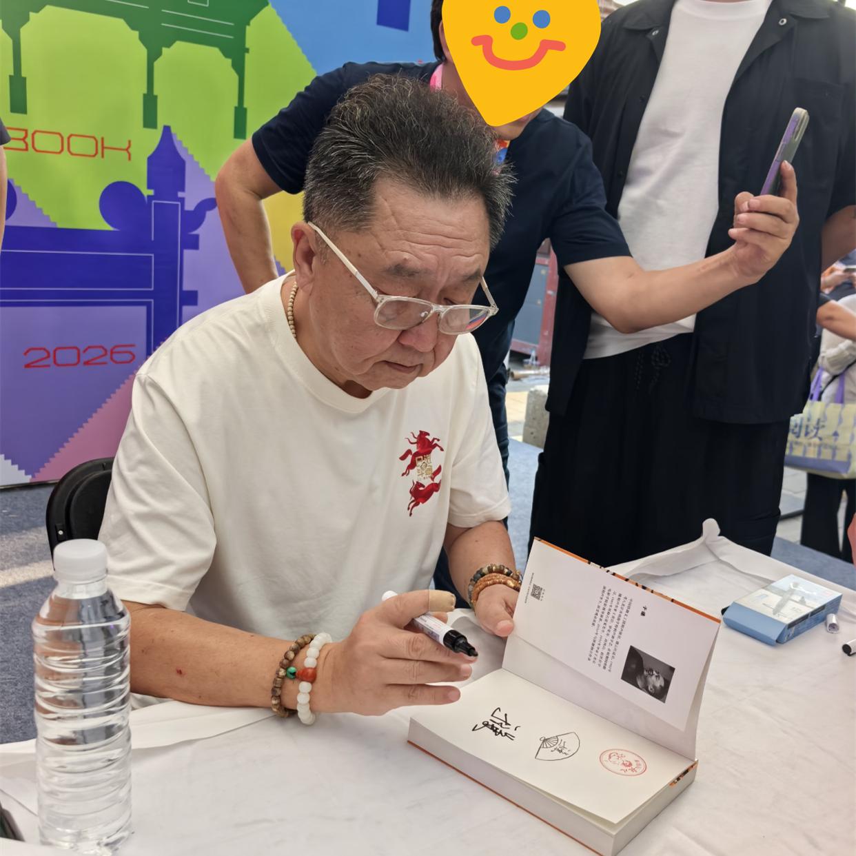 于谦带新书参加地坛书市签售会，个人状态引网友羡慕，爱好多到离谱还能玩到精通！于谦