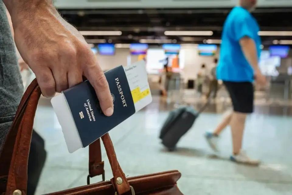 你以为那些富豪一窝蜂地往国外移 民，只是为了那儿的环境好、教育好、医疗好？事实是