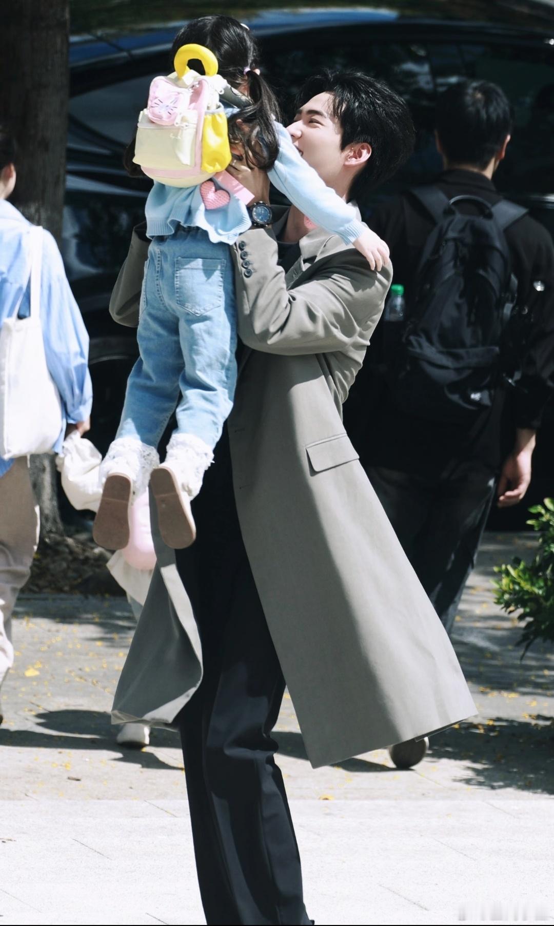 岑矜李雾女儿建议这种番外多来一点，内娱，看一看，我们是想要这样的甜甜的电视剧！狙