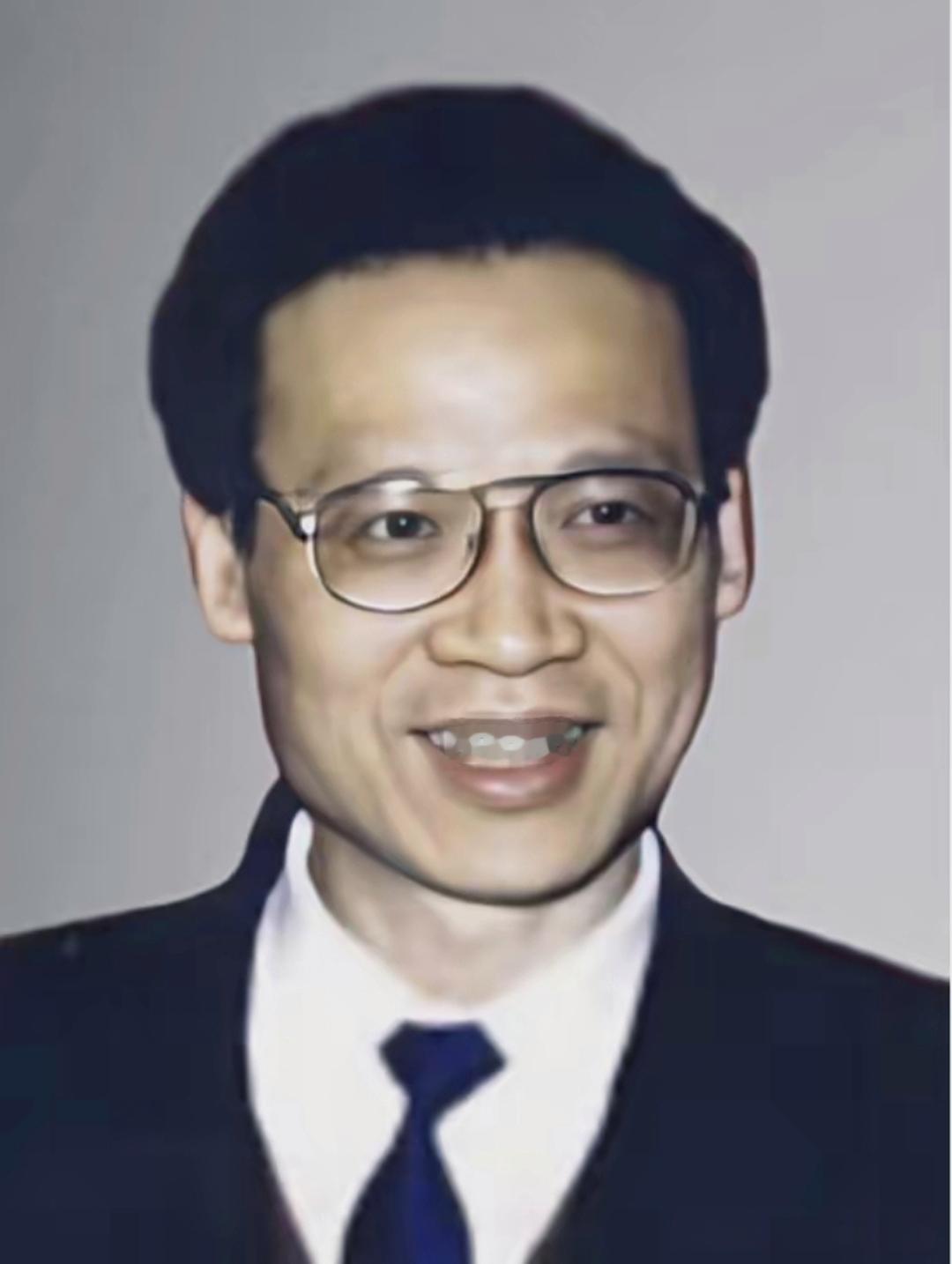 1999年厦门远华案爆发后，福建政治生态面临严峻考验。2000年底，中央一纸调令
