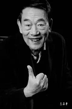杨少华老爷子的吊唁仪式上，纸马引路，锣鼓送行，一众人齐为杨老送上最后一程。
杨老