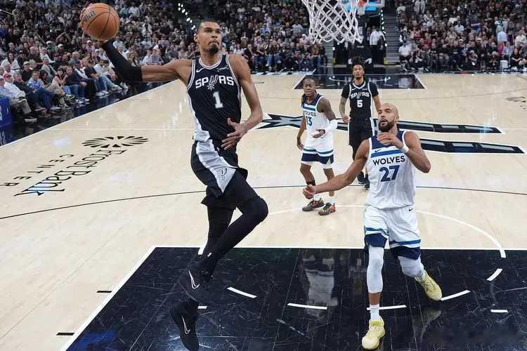 NBA季后赛继续进行，圣安东尼奥马刺队主场赢球拿到赛点。文班亚马得到27分、17
