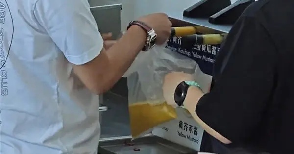 山姆回应多名顾客拿袋子装免费酱料我估计山姆取消免费试吃和小料免费无限续加政策为时