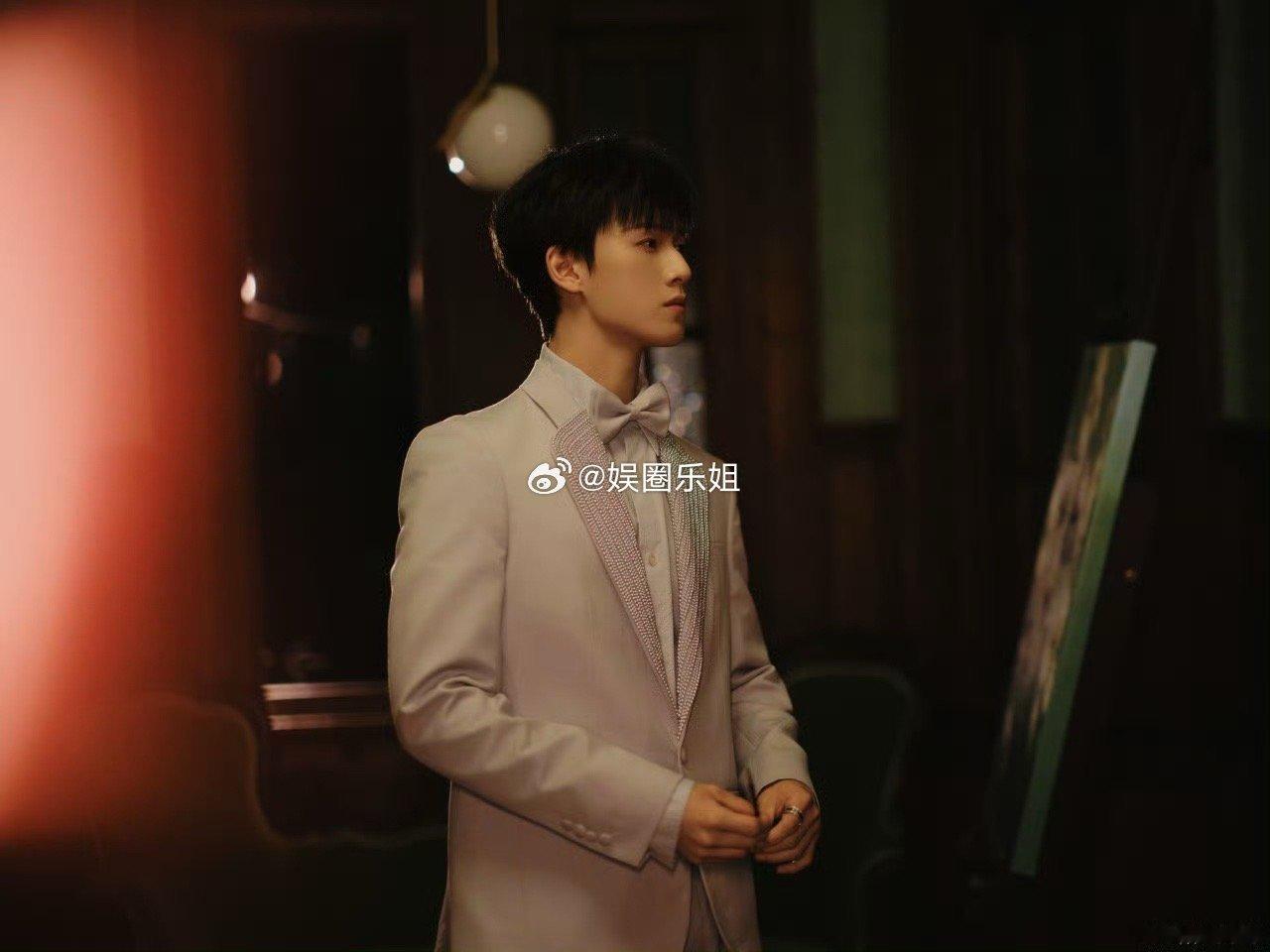 李昀锐白色西装微博之夜出图，正炙手可热的红气养人，一身白色西装宛若优雅王子，周身