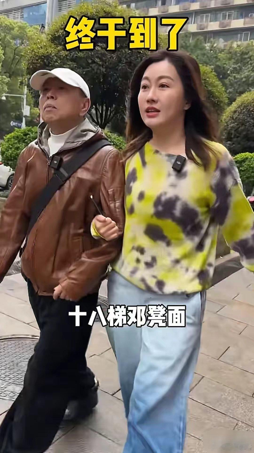 潘长江和女儿现身重庆面馆，父女俩大口吃面好香，坐街边很接地气 ​​​