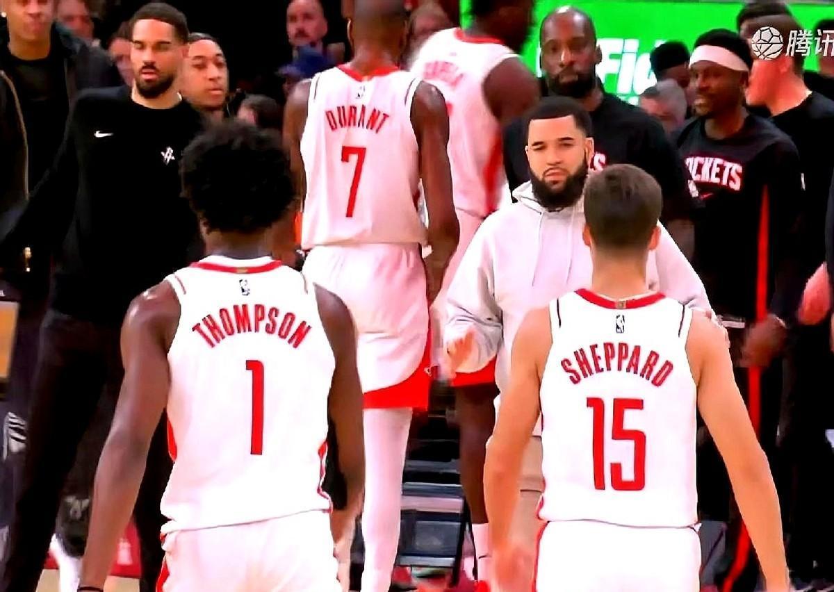 你敢信？
申京躺替补席啃能量棒时，火箭把太阳的防线凿成了马蜂窝——第三节没打完，