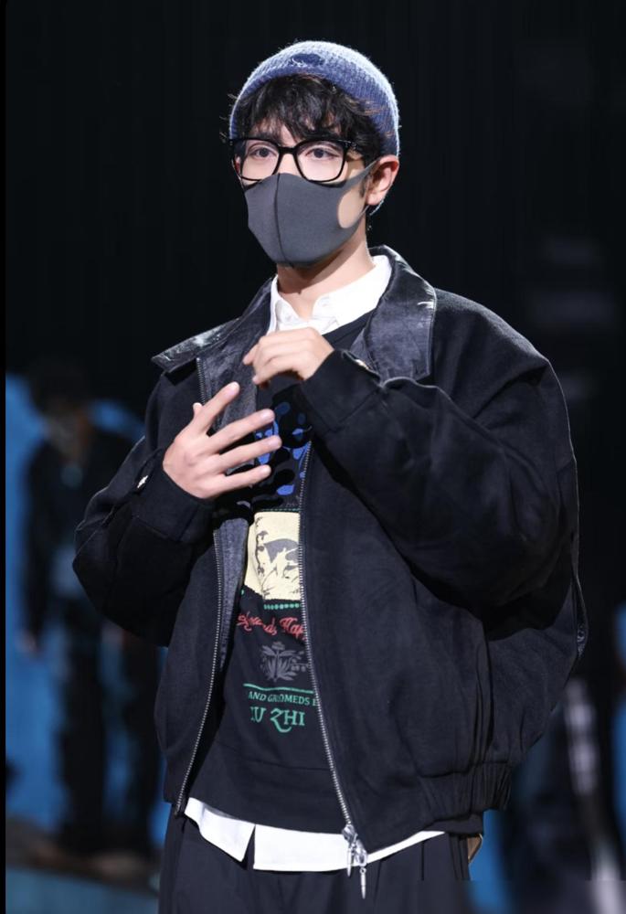 我有理由怀疑，肖战背后是有高人在指点！不然你看肖战东方卫视的彩排图，这一头卷发也