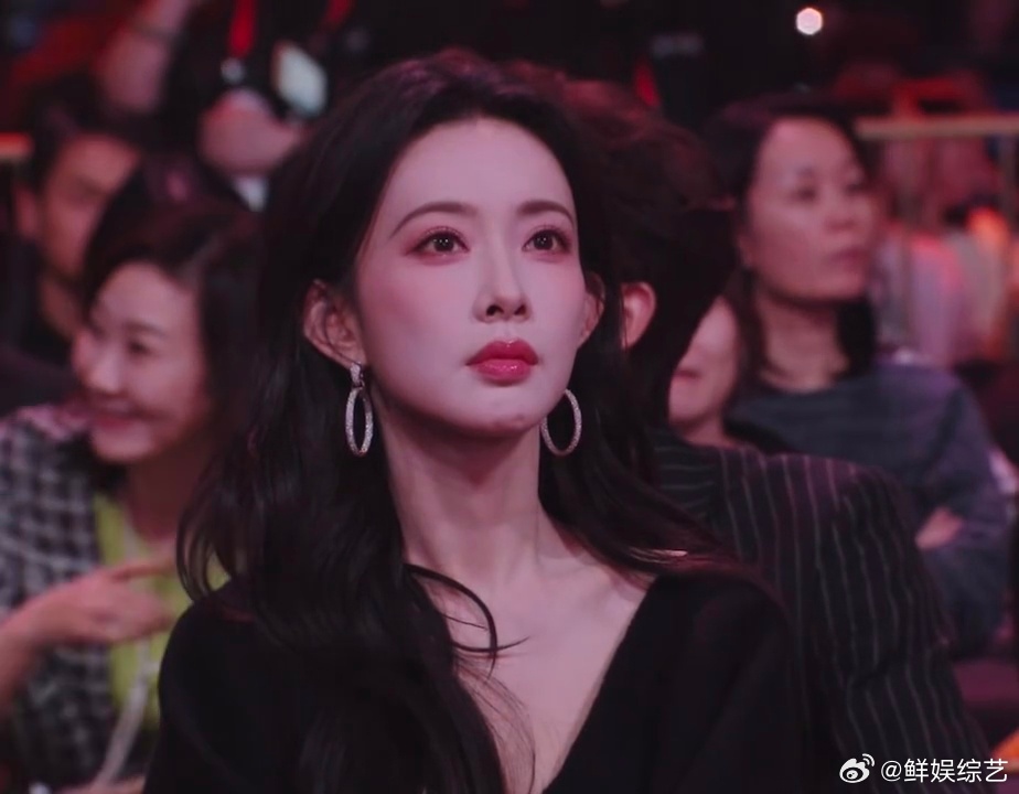 孟子义累到眨眼孟子义快睡着了 这个怼脸真的好美！！微博之夜内场