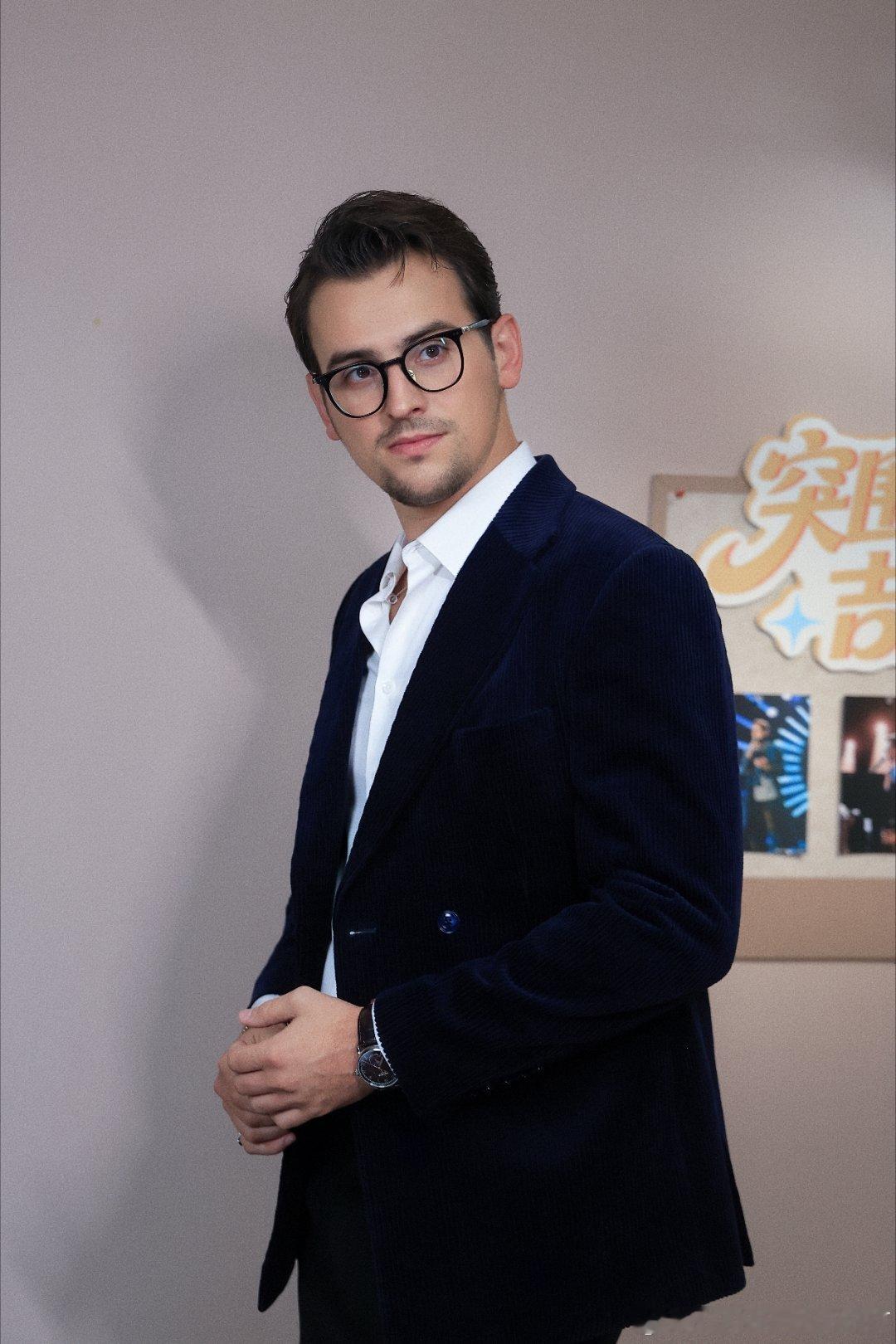 歌手直播艾略特主动提及传闻并表明立场，斯纳吉紧随其后表态，两位外籍歌手在选歌上的