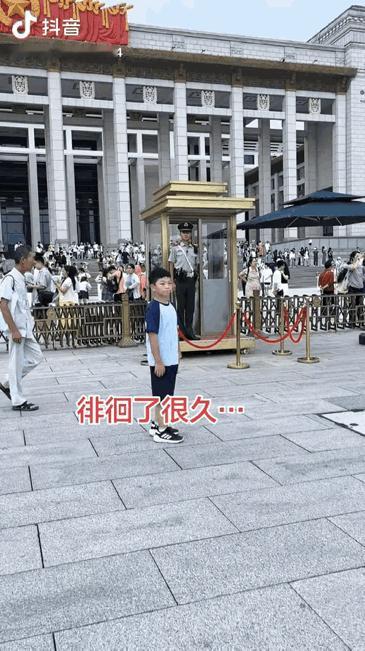 天安门一幕刷屏全网！男孩敬礼获回礼后突然大哭，背后缘由戳碎无数国人

重庆男孩去