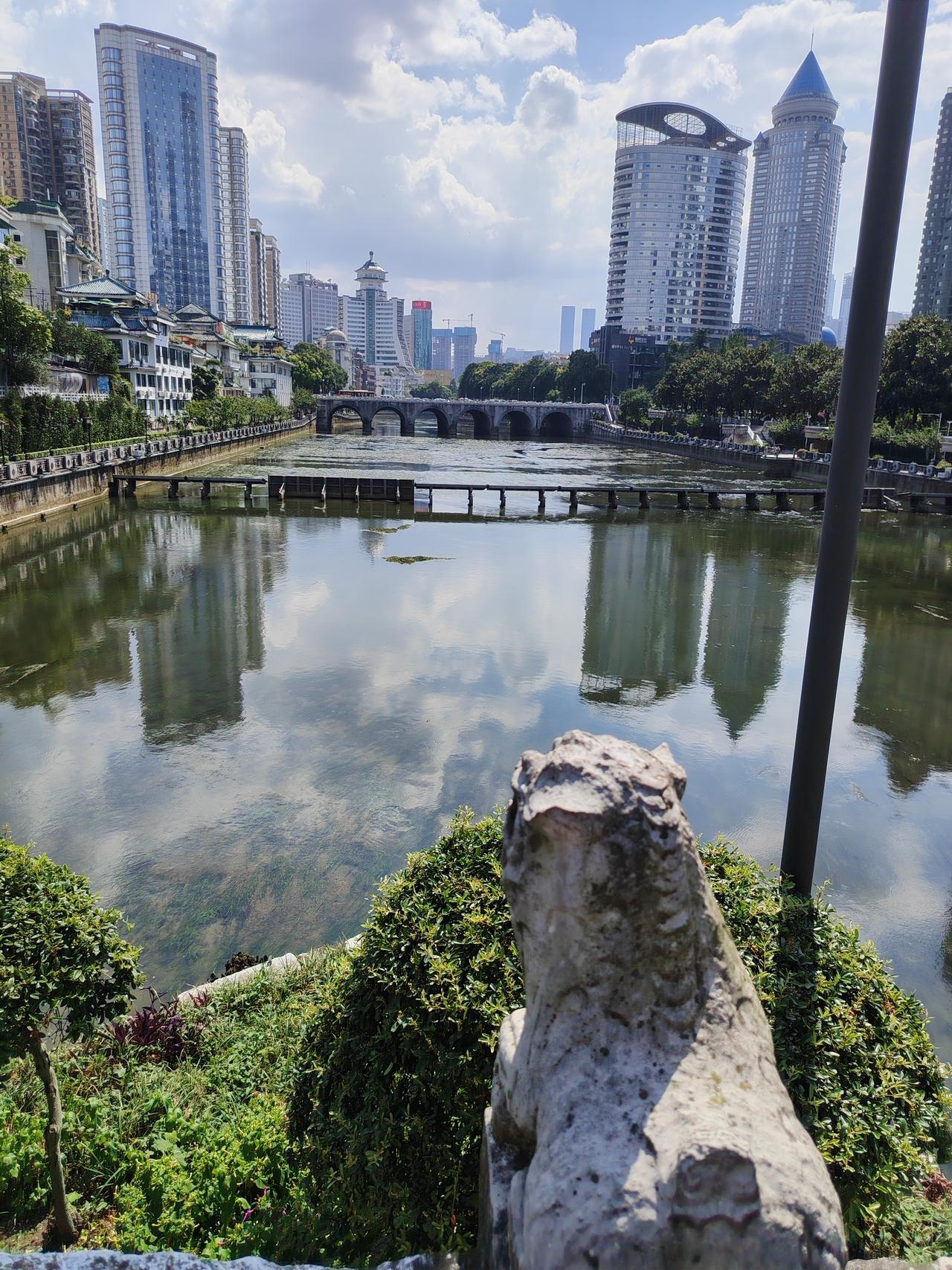 人形机器人未来能代替真人做哪些事人形机器人正加速走进现实，未来将替代人类完成高危