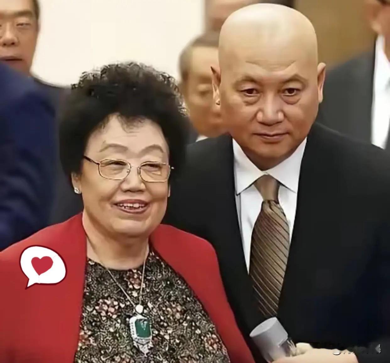 85岁女首富去世前
在病床上签署无偿捐赠协议，

捐出一座紫檀城门模型，成为博物