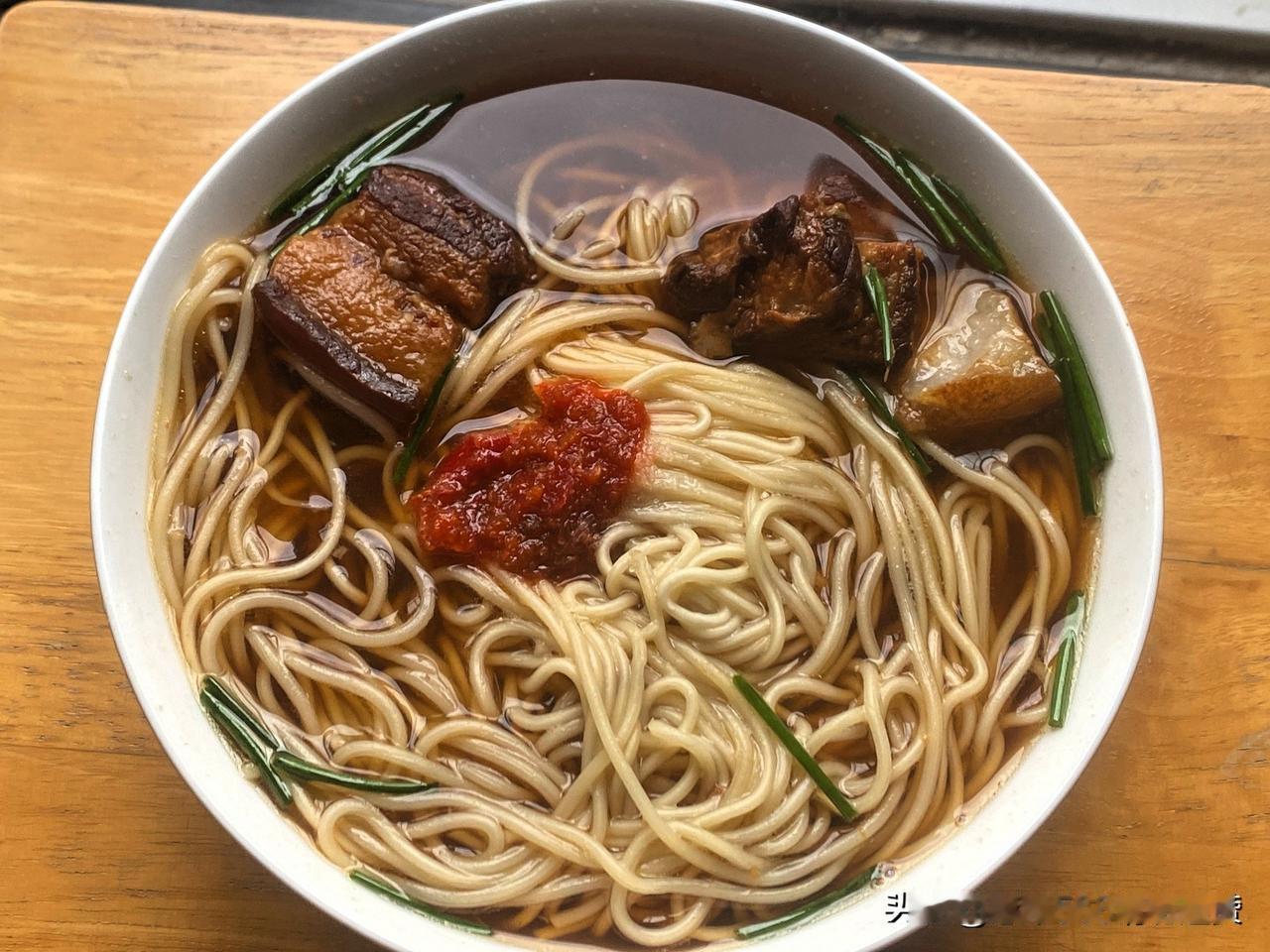 简单一碗红烧肉鸡蛋汤面，吃得开心，这份红烧肉是在大酒店里买来的，39元一份，很纯