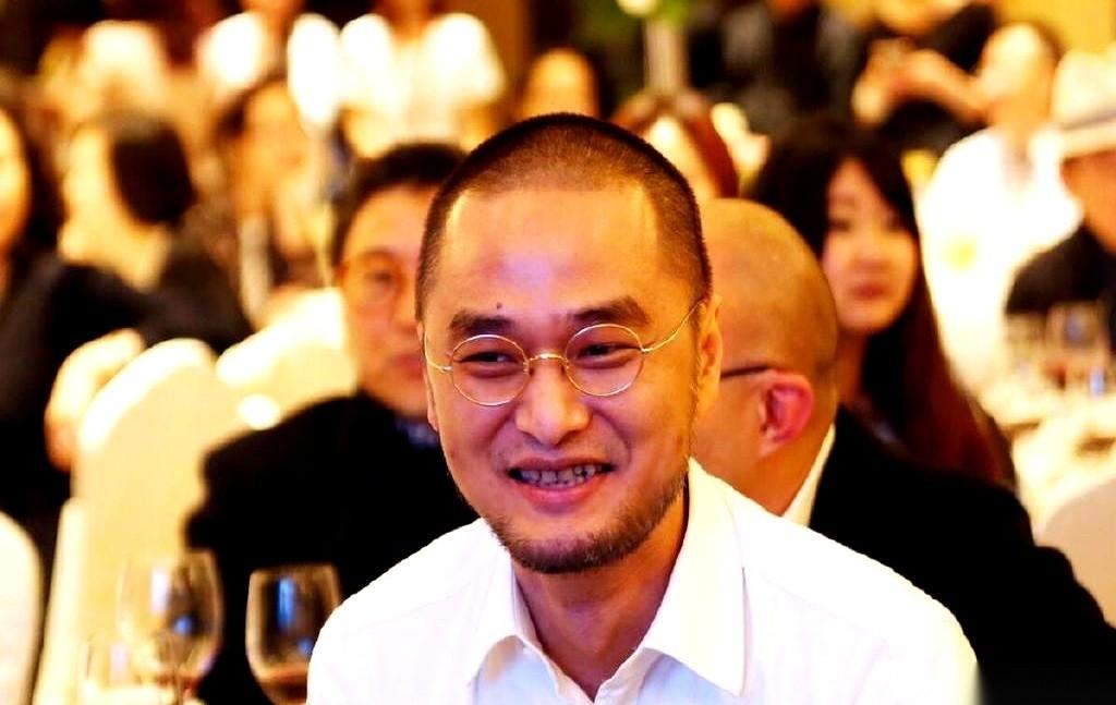 一个妇科肿瘤医生，后来跑去麦肯锡当高管，最后成了身价上亿的作家……
就这么个人，