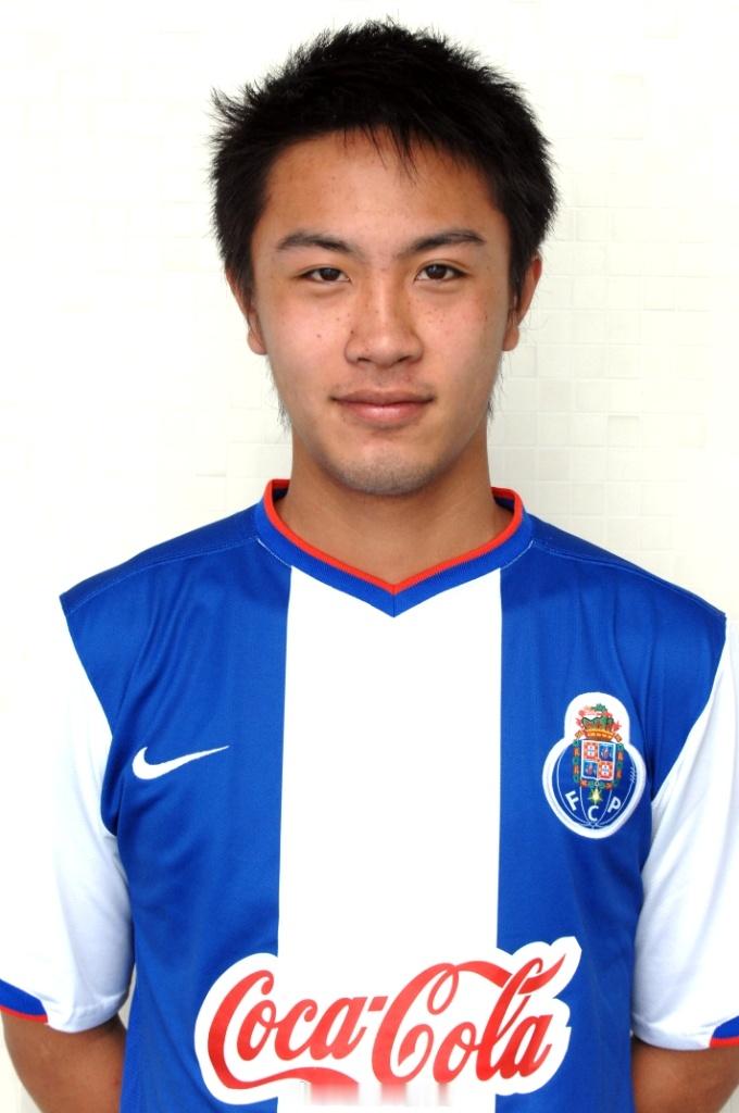 留洋今日 今天是张池明的37岁生日2007/08赛季，18岁的张池明加盟葡超劲旅