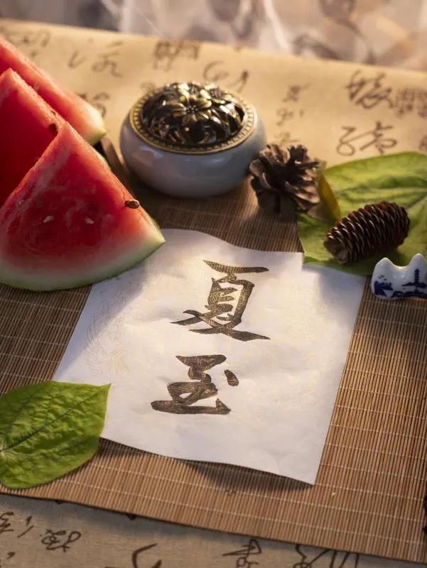 这几天走在街上，明显感觉到空气里的燥热感一天比一天浓了。看看日历，再过几天就要正