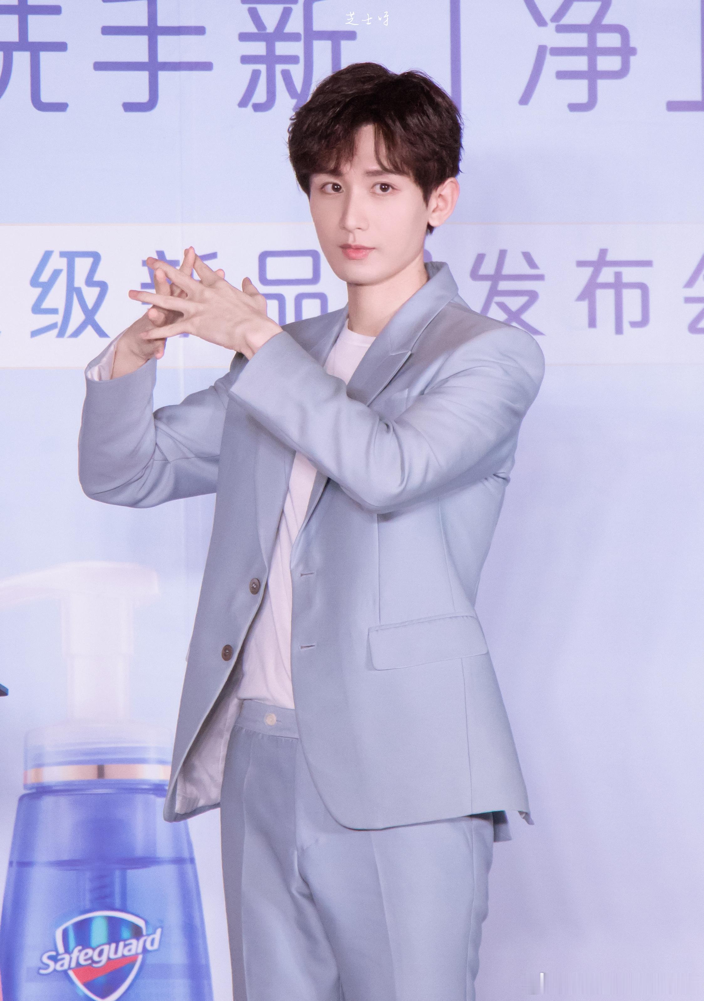 成毅手真好看 粉粉的 ​​​