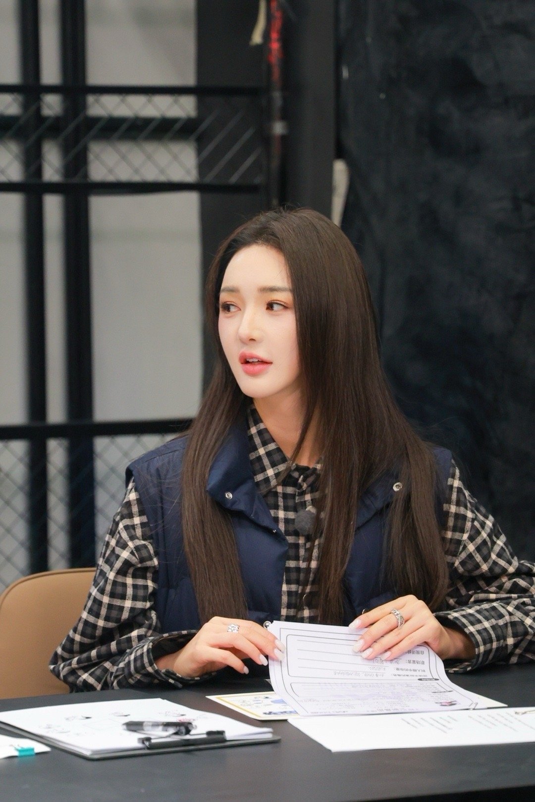 靳梦佳 好险声音差点被盖住了靳梦佳用实力演绎“声音的倔强”！活动现场堪比菜市场，