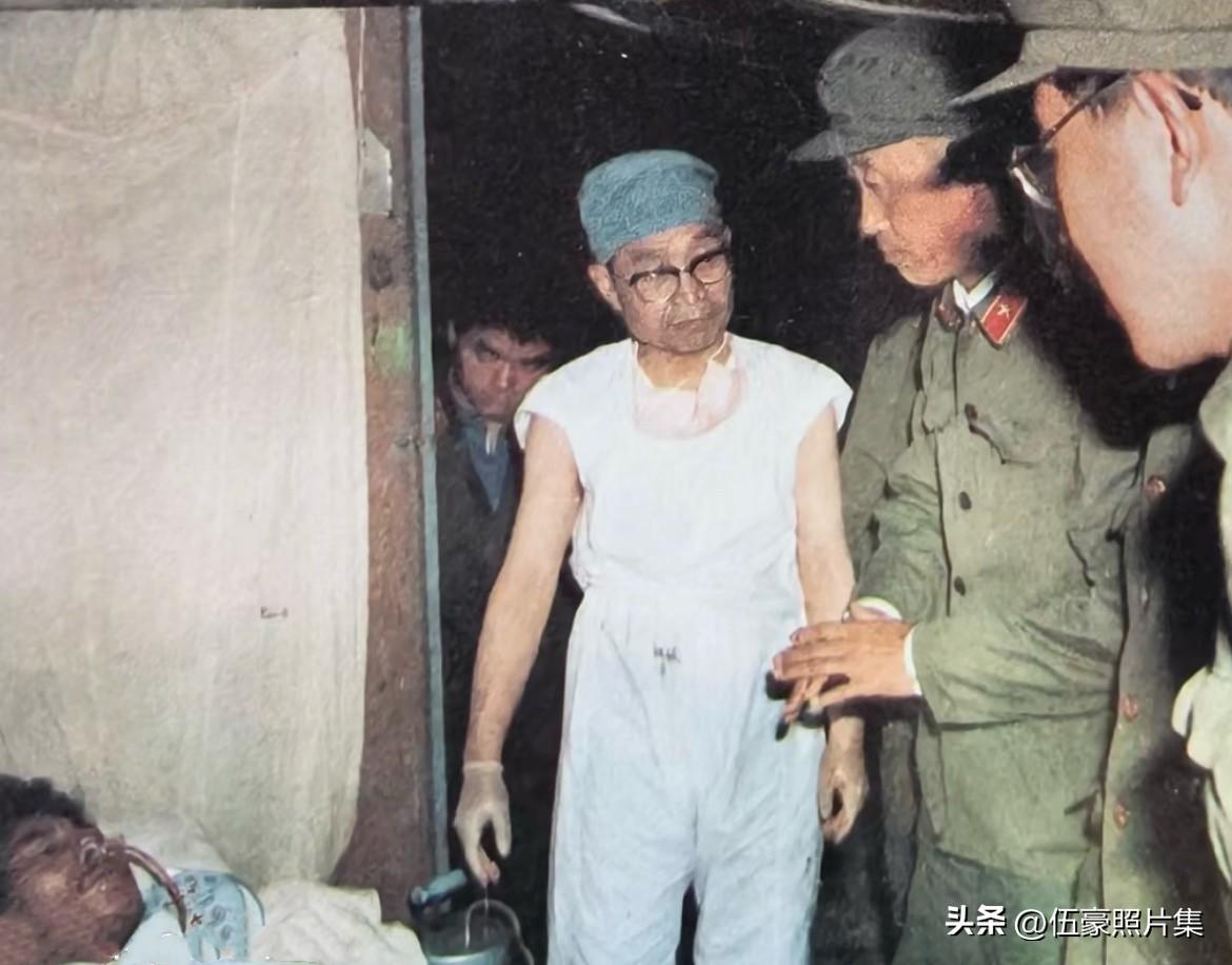 1986年，“兰剑-B”行动后，部队首长前往医院探望身负重伤的战地摄影干事王红的