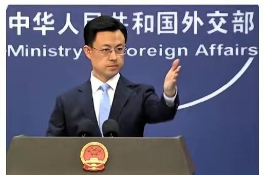 平时咱们老百姓出个国，带两瓶液体化妆品都得被安检翻个底朝天。结果这下可好，120