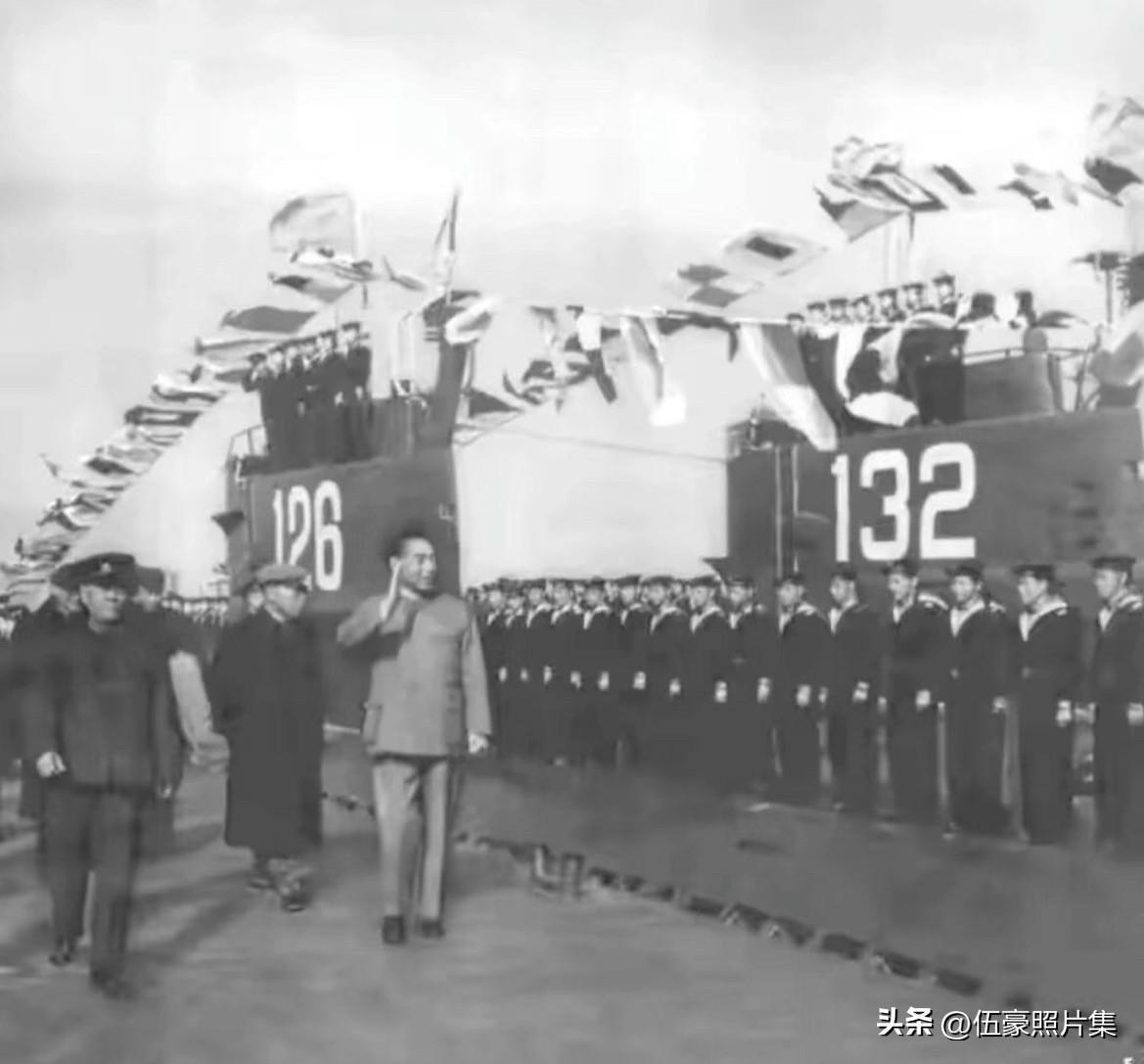 1953年2月，敬爱的周恩来总理视察潜艇部队的老照片。他亲自登上潜艇，从舰桥到舱