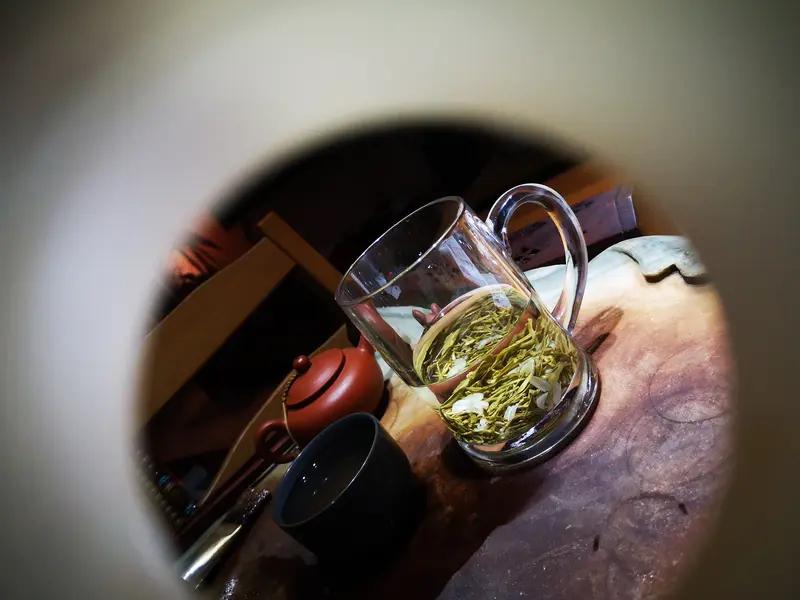 解渴的话，我大力推荐喝苏打水，它比碳酸饮料更契合人体所需，堪称解渴界的宝藏饮品！