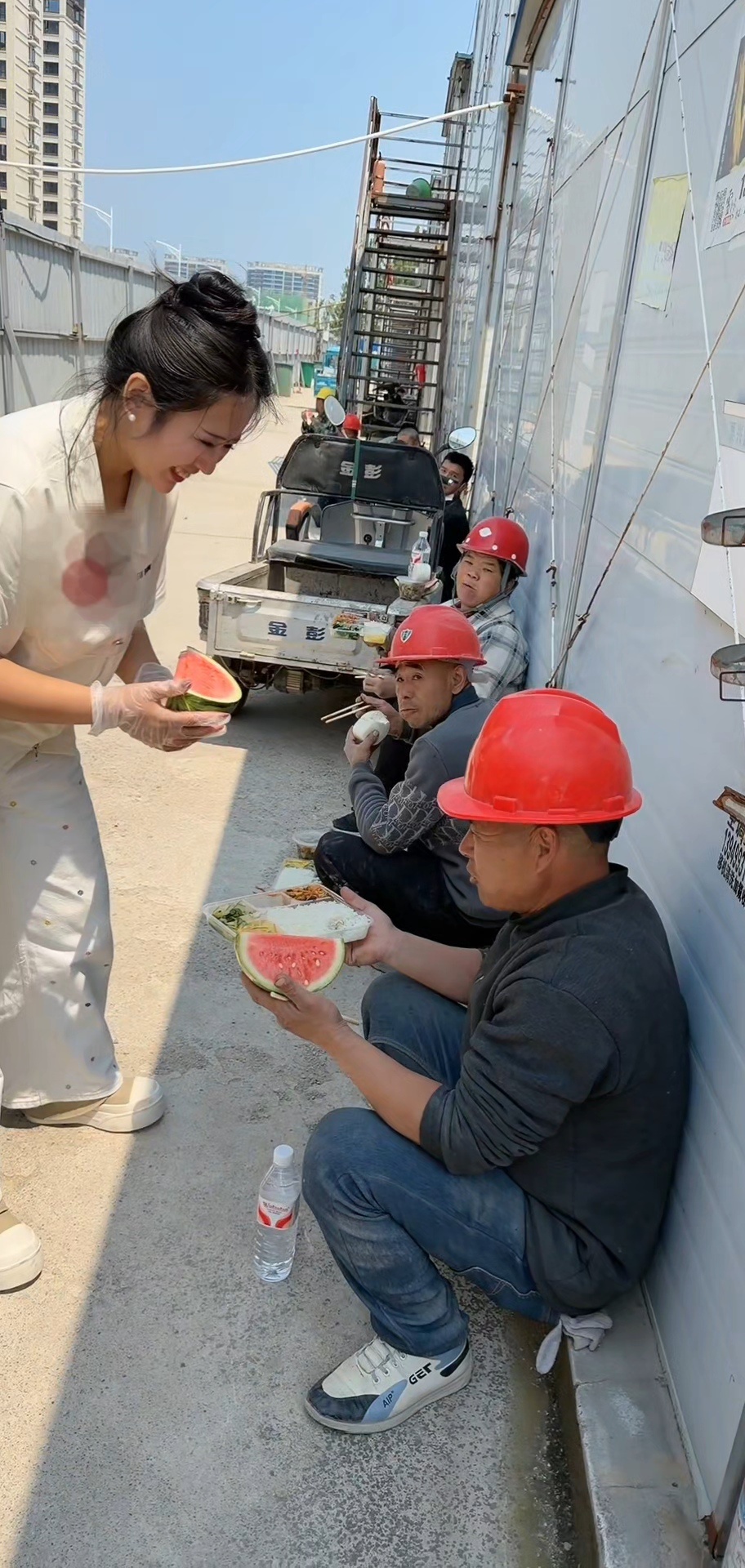 俏黄蓉重返工地为工友送盒饭 五一劳动节，俏黄蓉褪去光环，回到曾经打拼的工地，亲手
