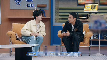 贺峻霖徐志胜复刻何书桓强吻名场面 Offer7里贺峻霖嘴上拒“羞耻”任务，身体却