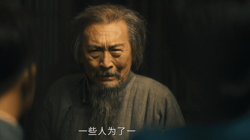八千里路第20集18分59秒万茜饰演的丁玉娇为救太爷写下道歉信，却没能改变他坚守