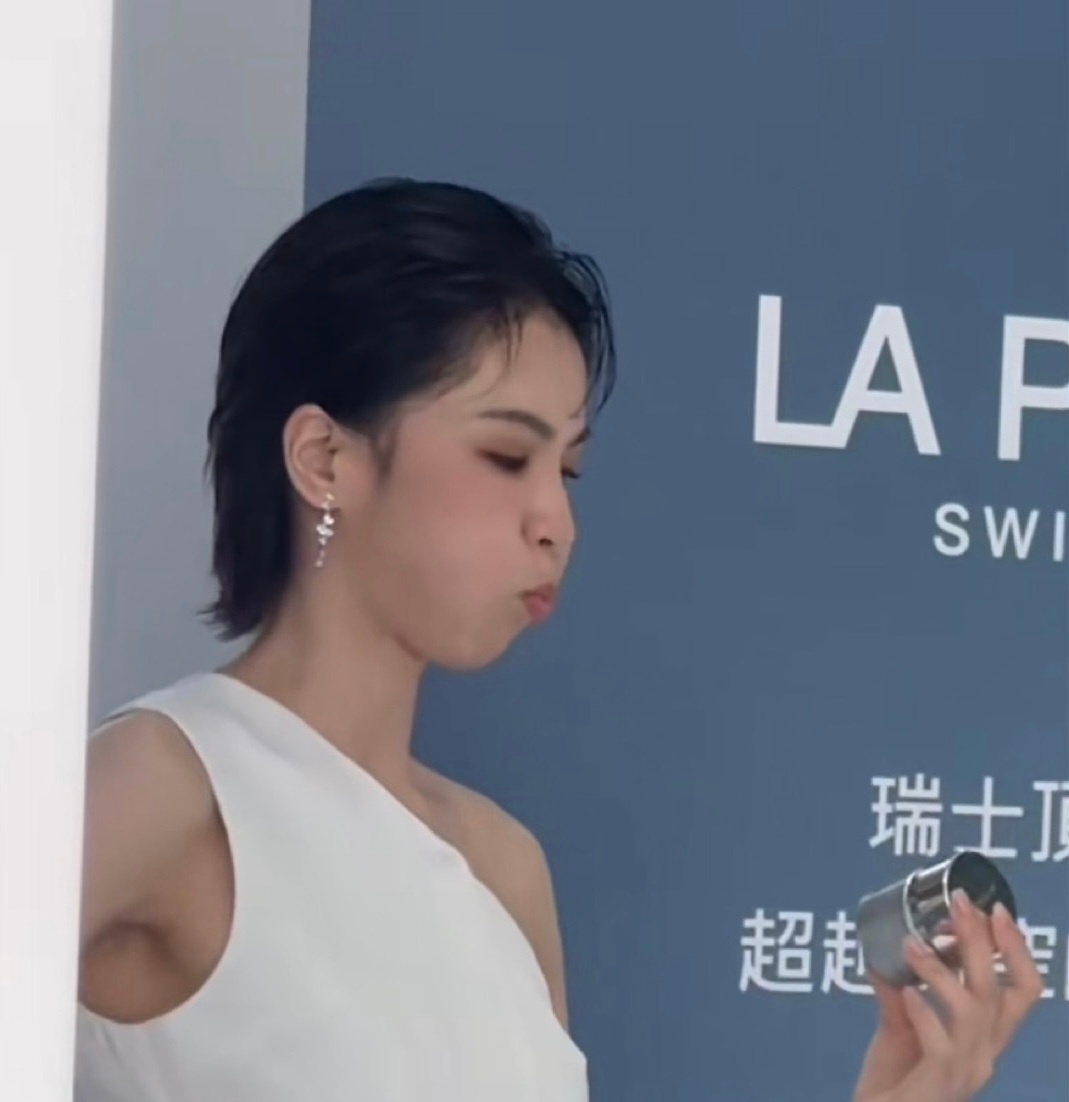曾沛慈la prairie莱珀妮一日店长百变表情杀，捕捉一只表情满满的可爱沛慈。