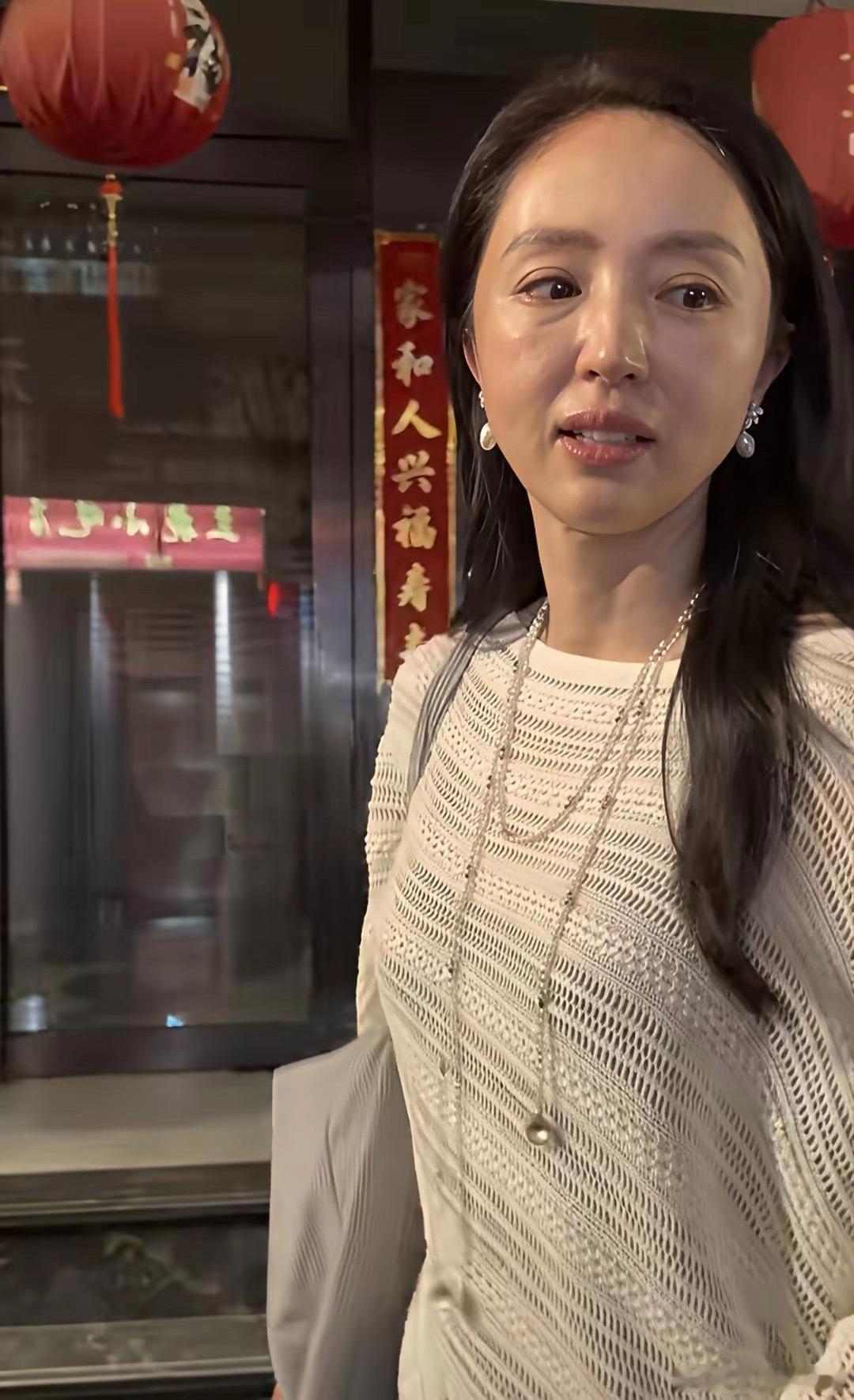 杨幂大学上形体课照片，终于知道了杨幂以前为什么叫杨不修，拍出的生图根本不用修 